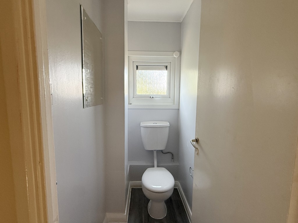 Lot: 15 - HOUSE IN NEED OF IMPROVEMENT - Separate W.C. in House in Need of Improvement